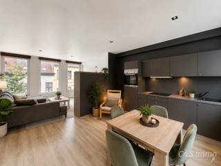 Mooi appartement op de tweede verdieping met een riant terras. Inkomhal, lichtrijke leefruimte (ca 37m²) met een open geïnstalleerde keuken. De moderne keuken is uitgerust met keramische kookplaat, oven, dampkap, vaatwasser en koelkast met vriesvak. Vanuit de keuken toegang tot het riante terras (ca.13m²) met een open en groen uitzicht. Ruime slaapkamer (ca 18m²) is gelegen aan de voorzijde De badkamer is voorzien van een toilet, inloopdouche en badkamermeubel. Ook is er een aparte berging (ca 3m2) met aansluiting voor wasmachine en droogkast. Dit appartement combineert comfortabel wonen met een gunstig energieverbruik dankzij het uitstekende EPC-label B. De goede energieprestatie vertaalt zich in lagere energiekosten, een aangenaam binnenklimaat en een duurzame meerwaarde op lange termijn. Ideaal voor wie op zoek is naar een moderne en toekomstgerichte woonst. Elektriciteit Conform. EPC B. Privatieve Cv op gas, dubbele beglazing. Kleinschalig gebouw. Fietsenberging aanwezig op de gelijkvloerse verdieping.