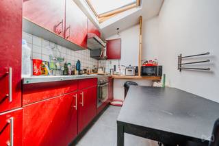 3 studios lumineux dans un petit immeuble de 6 unités.Situés à quelques pas du centre de Namur et proches de toutes les commodités (transports en...