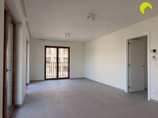 <p><span>Appartement BEN de construction récente entouré de verdure et de tranquillité !</span></p><p><span> </span></p><p><span>L'appartement est situé au 1er étage de l'immeuble, sur le coin, ce qui assure une grande luminosité. </span></p><p><span>La propriété est située à proximité des principales voies d'accès dans un beau parc entouré de verdure.</span></p><p><span> </span></p><p><span>Disposition :</span></p><p><span>Nous prenons l'ascenseur ou l'escalier et entrons dans un hall d'entrée spacieux, où il y a suffisamment d'espace pour placer une armoire pour les manteaux et les chaussures.</span></p><p><span>Le long du hall, on accède à toutes les autres pièces.</span></p><p><span>Les deux chambres à coucher sont dotées de fenêtres allant du sol au plafond, ce qui leur confère une grande luminosité.</span></p><p><span>La salle de bains est équipée d'un double lavabo et d'une douche moderne à l'italienne.</span></p><p><span>Il y a également des toilettes séparées avec lave-mains et un espace de rangement dans le couloir.</span></p><p><span> </span></p><p><span>Le salon et la cuisine ouverte donnent sur la grande terrasse couverte.</span></p><p><span>La cuisine elle-même est équipée de tous les appareils nécessaires de marques de qualité, à côté de la cuisine il y a une pièce de rangement supplémentaire avec la connexion pour la machine à laver.</span></p><p><span> </span></p><p><span>L'appartement est équipé d'un chauffage/refroidissement par le sol, de panneaux solaires privés et d'un système de ventilation dans tout l'appartement.<br />Finalement, il y a un abri à vélos pratique où 3 vélos peuvent être stockés.</span></p><p><span> </span></p><p><span>Informations utiles :</span></p><ul><li><span>Charges mensuelles : €200 (chauffage, syndic, ascenseur, entretien des parties communes, ....)</span></li><li><span>Disponible : immédiatement</span></li><li><span>EPB : en préparation, l'étiquette sera A</span></li><li><span>Garantie de location : 3 mois<br /><br /></span></li></ul><p><span>Réservez dès maintenant votre rendez-vous EN LIGNE vous-même. Surfez sur la propriété concernée sur notre site web www.habicom.be et cliquez sur le bouton rose 'PLANIFIEZ UNE VISITE'. </span></p><p><span>Choisissez l'heure qui vous convient le mieux, remplissez les coordonnées demandées et cliquez sur envoyer pour confirmer.</span></p><p><span> </span></p><p><span> </span></p>