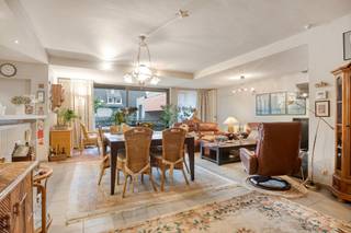 In de Zeelaan te Koksijde vinden we ruim appartement (164 m²) met zongericht terras (15 m²) en grote tuin (170 m²) te koop. Het appartement is...