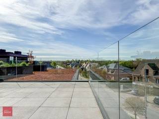 Instapklare penthouse met alle comfort. Lift komt uit in appartement zelf (via beveiliging). Bestaande uit een grote leefruimte, ingerichte keuken...