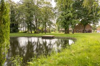 Op een uitzonderlijk rustige locatie aan Dijkzijde in Oud-Turnhout bevindt zich dit unieke landgoed op een perceel van bijna 3 hectare. Omgeven door groen en met zicht op de omliggende wijngaarden geniet u hier van maximale rust en privacy, terwijl voorzieningen en verbindingswegen vlot bereikbaar blijven.<br /><br />Deze ruime woning met een bewoonbare oppervlakte van 474 m² biedt tal van mogelijkheden voor wie op zoek is naar comfortabel wonen in een groene omgeving. Op het gelijkvloers vindt u een inkomhal, wasplaats, berging en technische ruimte, aangevuld met een ruime keuken die aansluit op de lichtrijke leefruimte. Verder beschikt de woning over een bureau, een aangename veranda, een slaapkamer met dressing en een badkamer, waardoor gelijkvloers wonen perfect mogelijk is. Op de eerste verdieping bevinden zich vier volwaardige slaapkamers en een afzonderlijke studio met eigen leefruimte, keuken en badkamer, ideaal voor inwonende familie, gasten, of als extra woonruimte. De aanwezige kelder en zolder zorgen voor extra opslagruimte. Buiten geniet u van een uitgestrekte tuin met terras en zwembad, waar rust, groen en privacy centraal staan. Daarnaast beschikt het domein over een loods met ingerichte mancave en drie afzonderlijke opslagruimtes, wat tal van mogelijkheden biedt voor hobby, opslag of professionele doeleinden.<br /><br />Met een EPC-score van slechts 50 kWh/m² jaar (label A) is deze eigendom bijzonder energiezuinig en niet onderworpen aan de renovatieverplichting.<br /><br />• Perceel van bijna 3 hectare<br />• Rustige ligging tussen het groen en de wijngaarden<br />• 5 slaapkamers en aparte studio<br />• Tuin, terras en zwembad<br />• Loods en 3 opslagruimtes<br />• EPC-label A (50 kWh/m² jaar)<br />• Veel privacy en diverse gebruiksmogelijkheden