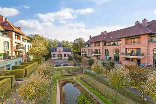 Beautifully renovated 3-bedroom apartment!This high-quality renovated apartment is quietly located in the ‘het Keizershof’ residence, which has a...