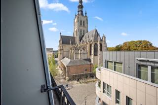 Bent u op zoek naar een instapklaar appartement in het centrum van Tienen? Dit vernieuwde penthouse, gelegen op de vierde en hoogste verdieping biedt een aangename woonomgeving op een toplocatie, vlak bij winkels, scholen, openbaar vervoer (bus- en treinstation) en andere voorzieningen. Het appartement werd dit jaar vernieuwd en beschikt over een inkomhal, een lichtrijke leefruimte, een geïnstalleerde keuken, twee slaapkamers, een badkamer, een apart toilet en een gezellig terras. Daarnaast hoort er een privatieve kelderberging bij het appartement, wat zorgt voor extra bergruimte. Dankzij de aanwezige lift bereikt u het appartement comfortabel.<br />Een ideale woonplek voor wie comfortabel wil wonen in het bruisende centrum van Tienen.