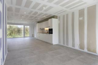 Bent u op zoek naar een moderne, instapklare en bijzonder energiezuinige woning op een gunstige locatie? Dan is deze woning, gelegen aan de Asdonckstraat 71B in Leopoldsburg, zeker een bezoek waard.<br /><br />Deze gesloten bebouwing beschikt over een bewoonbare oppervlakte van 126 m² en is gelegen op een perceel van 3a55ca. De woning combineert een praktische indeling met 3 slaapkamers, aangename lichtinval en uitstekend wooncomfort. Ideaal voor gezinnen, starters of wie extra ruimte wenst voor een bureau of hobbykamer.<br /><br />Op het gelijkvloers bevindt zich een lichtrijke leefruimte met voldoende plaats voor een gezellige zit- en eethoek. Dankzij de praktische indeling vormt deze woning een aangename thuisbasis voor wie comfortabel en zonder grote werken wil wonen.<br /><br />Een belangrijke troef zijn de uitstekende energieprestaties. Met een EPC-label A+ en een uitzonderlijke energiescore van -7 kWh/m²/jaar is de woning bijzonder energiezuinig. Dit draagt bij aan een aangenaam wooncomfort en een beperkt energieverbruik.<br /><br />Daarnaast komt de woning in aanmerking voor het gunstige btw-tarief van 6%, mits de koper aan de wettelijke voorwaarden voldoet. Dit kan een aanzienlijk financieel voordeel opleveren bij de aankoop van deze instapklare en energiezuinige woning.<br /><br />Ook buiten biedt de woning mogelijkheden om een gezellig terras of een aangename plek voor ontspanning in te richten.<br /><br />De woning bevindt zich op een gunstige locatie in Leopoldsburg, met winkels, scholen en belangrijke verbindingswegen in de nabije omgeving.<br /><br />Kortom, een instapklare gezinswoning met 3 slaapkamers, een uitzonderlijk EPC-label A+ en de mogelijkheid tot aankoop aan 6% btw. Een interessante opportuniteit voor wie comfortabel en energiezuinig wil wonen.<br /><br />Interesse? Contacteer ons gerust voor meer informatie of een bezoek ter plaatse.<br /><br />Bestuursmaatregelen in het maatregelenregister: nee