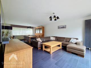 <p>Deze aangename woning verwelkomt u via een verzorgde inkomhal met gastentoilet. De ruime en lichtrijke leefruimte geniet van een aangename verbinding met de keuken en de inpandige garage.</p>
<p>Via de leefruimte bereikt u het gezellige terras en de onderhoudsvriendelijke tuin, een ideale plek om in alle rust te genieten van het buitenleven.</p>
<p>Op de eerste verdieping bevinden zich drie ruime slaapkamers en een volledig uitgeruste badkamer met inloopdouche, ligbad, dubbele lavabo en toilet.</p>
<p>Tot slot beschikt de woning over een zolder, die heel wat extra mogelijkheden biedt als bergruimte.</p>
<p>Een praktische en comfortabele woning met mooie leefruimtes, drie slaapkamers, garage, terras en tuin. Ideaal voor mensen die op zoek zijn naar ruimte en comfort.</p>
<p>Troeven:</p>
<ul>
<li>Epc label A</li>
<li>Ruime leefruimte en kamers</li>
<li>Elektriciteit conform</li>
<li>Gezellige tuin</li>
<li>Regenwater</li>
<li>Zonnepanelen en batterij</li>
<li>Dichtbij winkels en scholen</li>
</ul>
<p>Te koop zonder makelaar via het concept van Smart Houses. Wenst u meer informatie of een bezoek? Contacteer rechtstreeks de eigenaar +32478712771</p>