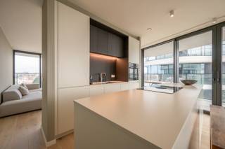 Het appartement op de vierde verdieping biedt veel lichtinval en doorlopende terrassen die elke ruimte omringen. Via de inkomhal met...
