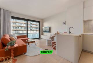 Pal in hartje Oostende treffen we deze volledig gerenoveerde studio aan. Het pand werd recent volledig onderhanden genomen waardoor u van een perfect afgewerkt resultaat geniet, en dit op wandelafstand van het strand, zee en winkels. <br /><br />Het open karakter van de leefruimte en keuken, in combinatie met de goede lichtinval, zorgt voor een sfeervolle woonervaring. De leefruimte geeft daarenboven uit op het terras waardoor er steeds voeling met de buitenruimte en bruisende omgeving is. <br /><br />In de badkamer is er een grote inloopdouche en lavabo beschikbaar. Het toilet is apart. <br /><br />In de inkomhal zijn er tal van inbouwkasten en is er een knusse slaaphoek die stijlvol afgeschermd kan worden. <br /><br />Tot slot beschikt de studio nog over een privéberging in de kelderverdieping.<br /><br />Bent u op zoek naar dé perfecte uitvalsbasis aan de kust, volledig gerenoveerd en dus instapklaar? <br /><br />Aarzel dan niet en neem contact op voor meer info of een afspraak. <br /><br />