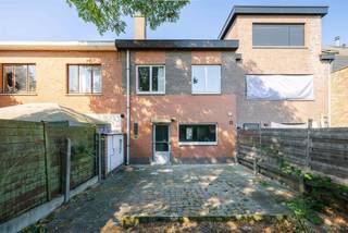 <p><span>DESTELBERGEN - Instapklare gezinswoning nabij het centrum van Destelbergen</span></p><p><span> </span></p><p><span>Gelegen aan de Galgenberglaan 17 te Destelbergen vinden we deze instapklare gezinswoning.</span></p><p><span> </span></p><p><span>De belangrijkste troeven in een notendop:</span></p><ul><li><span>Centraal gelegen op wandelafstand van winkels, scholen, openbaar vervoer...</span></li><li><span>Vlotte verbinding met de R4 en de E17</span></li><li><span>Ruime oprit en stadstuin </span></li><li><span>3 slaapkamers</span></li><li><span>2 badkamers </span></li></ul><p><span> </span></p><p><span>De indeling gaat als volgt:</span></p><p><span>Gelijkvloers: </span></p><p><span>Via de inkomhal komt u in de eet-en leefruimte, die doorloopt naar de uitgeruste keuken. Aanpalend is er een praktische berging. </span></p><p><span>Daarnaast vindt u op het gelijkvloers ook een badkamer met douche, lavabomeubel en toilet.</span></p><p><span>Tot slot is er nog een gezellige stadstuin, die bereikbaar is via de keuken. </span></p><p><span> </span></p><p><span>Verdieping: </span></p><p><span>Op de eerste verdieping bevinden zich 3 slaapkamers en een tweede badkamer, uitgerust met bad, lavabomeubel en toilet. </span></p><p><span> </span></p><p><span>Zolder:</span></p><p><span>Ruime zolder met potentieel (44 m²).</span></p><p><span> </span></p><p><span>Belangrijk: </span></p><p><span>Richtprijs: 419.000 EUR</span></p><p><span>EPC: B </span></p>