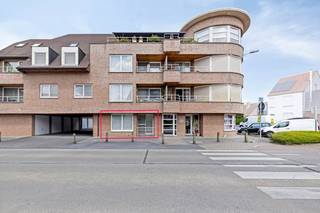 Bent u op zoek naar immo te koop in Waregem, vlak bij belangrijke invalswegen en centrum Waregem? Lees dan zeker verder. Instapklaar appartement met 2 slaapkamers en aangenaam terras gelegen op het gelijkvloers te koop op centrale ligging in Waregem. Dit appartement is tevens ideaal als investering! INDELINGInkomhal - apart toilet - leefruimte - eetkamer - keuken (frigo, oven, kookplaat, dampkap) - slaapkamer 1 - slaapkamer 2 - badkamer (bad en dubbele lavabo) - terras - kelderbergingALGEMENE INFO- Gunstig EPC label - CV op gas (recent vernieuwd 2025)- Gunstige ligging- Ideale investering- Verhuurprijs appartement: 750 euro/maandWenst u meer informatie of een bezoek? Neem dan zeker contact op: 056 605 605 of via rob.vandaele@dewaele.com