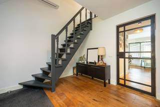 INDELINGGELIJKVLOERSInkomhal met trap naar de bovenverdieping. Toiletruimte met wastafel.Slaapkamer met dressing/bureauruimte.Wasplaats met...