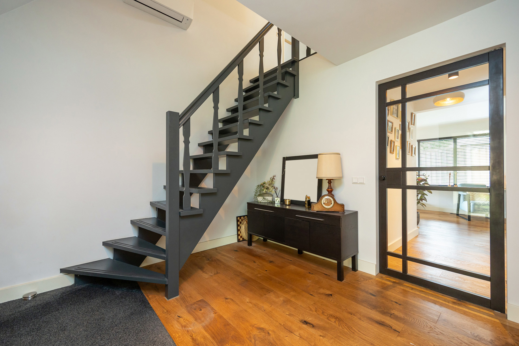 Gerenoveerde gezinswoning met zonrijke tuin op ca 1.081 m². - foto 2