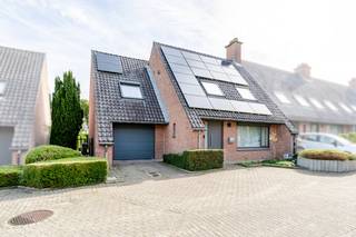 <p>Bent u op zoek naar een verzorgde gezinswoning met een gunstig EPC, zonnepanelen en een praktische indeling? Dan is deze woning uit 1987 aan de August De Batslaan 7 in Temse zeker een bezoek waard.</p>
<p>Via de inkomhal met gastentoilet komt u op het gelijkvloers terecht. Hier bevinden zich een ruime leefruimte en een <strong>afzonderlijke keuken</strong>, die voorzien is van de nodige functionaliteiten. Daarnaast beschikt de woning over een <strong>inpandige garage</strong>, wat zorgt voor extra comfort en praktische bergruimte.</p>
<p>Op de eerste verdieping bevinden zich <strong>drie volwaardige slaapkamers</strong> en een <strong>vierde, kleinere kamer</strong>. Deze extra ruimte is ideaal als bureau, dressing, hobbykamer of bergruimte. Verder is er een <strong>ruime badkamer</strong> aanwezig.</p>
<p>Via een zolderluik is er toegang tot de zolder, die bijkomende opbergruimte biedt.</p>
<p>Ook op energetisch vlak heeft deze woning heel wat troeven. De woning beschikt over een <strong>EPC-label B</strong> en is uitgerust met <strong>zonnepanelen</strong>. Bovendien geniet u nog gedurende <strong>5 jaar van groene stroomcertificaten ter waarde van €330 per 1.000 kWh</strong>, wat een mooie financiële meerwaarde vormt.</p>
<p>De woning is daarnaast <strong>asbestvrij</strong> en beschikt over een <strong>conforme elektrische installatie</strong>.</p>
<p>Een interessante gezinswoning die energiezuinigheid combineert met een praktische indeling en tal van extra troeven. <strong>Contacteer ERA voor meer informatie of plan vandaag nog uw bezoek!</strong></p>