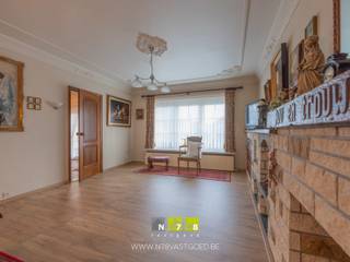 <strong>* IN OPTIE* RUIME VRIJSTAANDE WONING OP EEN PERCEEL VAN 5A95CA TE ELLIKOM.</strong><br /><br /><strong>TROEVEN</strong><br />- Rustige straat met beperkt verkeer.<br />- Gunstige ligging nabij winkels, scholen, openbaar vervoer en verbindingswegen richting Bree, Genk en Maasmechelen.<br />- Instapklare woning met goed onderhouden ruimtes en praktische indeling.<br />- Grote bewoonbare oppervlakte met veel functionele leefruimte.<br />- 3 Slaapkamers.<br />- 2 Inpandige garages.<br /><br /><strong>KELDERVERDIEPING</strong><br />- Kelderruimte (3,03m x 7,99m =24,21m²): beton- en tegelvloer.<br /><br /><strong>VERDIEPING -0,5</strong><br />- Toilet (1,54m x 0,88m =1,36m²): zittoilet, tegelvloer.<br />- Berging (3,98m x 3,73m =14,85m²): aansluiting wasmachine en droogkast, lavabo, doorgang naar tuin, tegelvloer.<br />- Inpandige garage (9,27m x 3,98m =36,89m²): sectionale poort, inbouwkasten, betonvloer.<br /><br /><strong>GELIJKVLOERS</strong><br />- Inkomhal ((2,16m x 3,13m) + (1,59m x 0,75m) =7,95m²): tegelvloer.<br />- Woonkamer (7,98m x 3,97m =31,68m²): laminaatvloer.<br />- Keuken (3,11m x 4,44m =13,81m²): onder- en bovenkasten, lades, keramische kookplaat, dampkap, oven, koelkast, vaatwasser, laminaatvloer.<br />- Inpandige garage (7,09m x 3,83m =27,15m²): sectionale poort, tegelvloer.<br />- Veranda (2,84m x 6,12m =17,38m²): laminaatvloer.<br /><br /><strong>VERDIEPING +0,5</strong><br />- Overloop (1,00m x 5,75m = 5,75m²): tapijt.<br />- Badkamer (2,03m x 3,96m =8,04m²): badkamermeubel (enkele lavabo, onderkast, kolomkast), ligbad met douche, toilet, tegelvloer.<br />- Slaapkamer 1 (3,98m x 3,72m =14,81m²): linoleum.<br />- Slaapkamer 2 (2,64m x 3,02m =7,97m²): laminaatvloer.<br />- Slaapkamer 3 (3,73m x 3,98m =14,85m²): laminaatvloer.<br /><br /><strong>VERDIEPING +01</strong><br />- Bergzolder bereikbaar via zolderluik.<br /><br /><strong>EXTERIEUR</strong><br />- Omheinde tuin.<br />- Tuinhuis.<br />- Betegeld terras.<br /><br /><strong>EXTRA INFORMATIE</strong><br />Dit pand kan onderhevig zijn aan de renovatieverplichting die door de Vlaamse overheid wordt opgelegd voor residentiële gebouwen. Alle informatie kunt u terugvinden via https://www.vlaanderen.be/een-woning-kopen/renovatieverplichting-voor-residentiele-gebouwen-vanaf-2023.<br /><br />Bekijkt u deze advertentie via een aanverwante vastgoedsite, surf dan zeker naar onze website www.N78vastgoed.be voor een uitgebreide beschrijving en foto's. Meer info: +32 (0)89 86 18 88 of info@N78vastgoed.be.