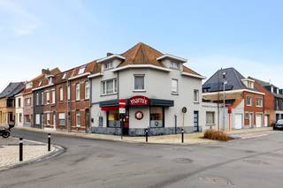 <p>In een authentieke Brugse buurt met sterke lokale verankering bevindt zich dit veelzijdige handelshuis met woonst, gelegen in de Karel Van Manderstraat 18 te Sint-Kruis. Een interessante opportuniteit voor wie wonen en werken wil combineren op één locatie.<br />Het handelspand wordt momenteel uitgebaat als slagerij en beschikt over een ingerichte winkelruimte met toonbank, diverse werkruimtes, koelcellen en een ruim atelier. Daarnaast zijn er verschillende stockageruimtes, een praktische kelder en een afzonderlijke privéruimte, wat zorgt voor een functionele en efficiënte indeling voor handelsactiviteiten.<br />Een bijkomende troef is de aanwezigheid van een garage, ideaal voor leveringen of privégebruik.<br />Boven de handelsruimte bevindt zich de woonst met drie slaapkamers, een badkamer op het glv. en een ruime zolder die bereikbaar is via een vaste trap. Deze zolder biedt extra mogelijkheden zoals een hobbyruimte, bureau of bijkomende slaapkamers.<br />De ligging vormt een belangrijke meerwaarde. Alle straten in deze volkswijk werden recent volledig vernieuwd, wat zorgt voor een verzorgde en aangename omgeving. Bovendien bevindt het pand zich in een levendige buurt waar lokale handel en buurtcontact nog centraal staan.<br />Interesse? Bezoeken zijn enkel mogelijk op woensdag.</p>