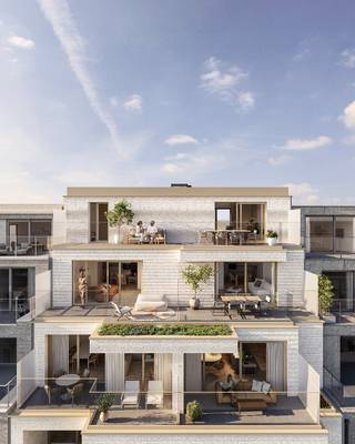 OPENDEUR ZONDAG 25 OKTOBER TUSSEN 10U-12U. <br />Nieuwbouwappartement (154m2) met 3 slaapkamers en een terras van 44m2 in centrum De Panne te koop.<br /><br />De geafficheerde prijs is exclusief BTW en registratierechten.<br />Prijs inclusief 6% BTW en registratierechten, bijkomende kosten en berging: 840.000 euro<br />Prijs inclusief 21% BTW en registratierechten, bijkomende kosten en berging: 908.000 euro<br /><br /> Mogelijkheid tot aankopen onder 6% btw. <br />Deze exclusieve nieuwbouw in De Panne is gelegen in de Zeelaan nr 100, pal in het centrum van De Panne en op wandelafstand van het strand. Het appartement bevindt zich op de 7de verdieping en heeft een bewoonbare oppervlakte van 154 m², aangevuld met een ruim westgericht terras van 40 m². Een unieke kans voor wie op zoek is naar een luxueus appartement in De Panne. Dit energiezuinig nieuwbouw in De Panne is gelegen in het centrum, vlakbij winkels, horeca en openbaar vervoer, en op wandelafstand van het strand. <br />Dit appartement kan nog volledig afgewerkt worden naar eigen smaak en wensen, waardoor je hier echt jouw droomwoning aan zee kan creëren. <br /><br />Indeling van het penthouse<br />Er is een inkomhal met mogelijkheid tot vestiairekast, een praktische berging voor wasmachine en droogkast en een gastentoilet.<br />De eerste slaapkamer beschikt over een aansluitende badkamer met inloopdouche, ligbad en lavabo. De lichtrijke leefruimte met zithoek geeft rechtstreeks uit op het grote terras, ideaal om te genieten van de avondzon. Aansluitend bevindt zich de open leefkeuken met eiland. Verder zijn er nog twee ruime slaapkamers en een badkamer.<br /><br />De oplevering is voorzien tegen eind 2027.<br />Een absolute meerwaarde is de uitstekende energieprestatie: E-peil onder 20 door verwarming via geothermie en de hoogwaardige isolatie- en bouwtechnieken.<br /><br />Benieuwd naar de plannen of wens je meer informatie? Contacteer Marie 0469 66 49 11.