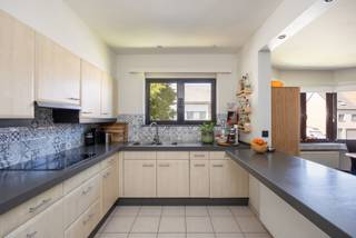Locatie:
Dit aangename appartement is gunstig gelegen aan de Reetsesteenweg 123 in Aartselaar. Het bevindt zich op de eerste verdieping van een kleinschalig en verzorgd gebouw uit 1993. Dankzij de centrale ligging zijn winkels, openbaar vervoer en belangrijke verbindingswegen vlot bereikbaar. Het ruime terras met weids uitzicht vormt een absolute meerwaarde en biedt een fijne plek om van het buitenleven te genieten.
Indeling:
Het appartement beschikt over een praktische en comfortabele indeling met een ruime leefruimte, keuken, twee volwaardige slaapkamers, badkamer en een royaal terras. Daarnaast is er een grote private kelderberging die voor heel wat extra opslagruimte zorgt.
Troeven:
2 volwaardige slaapkamers
Ruim terras met weids uitzicht
EPC-label A
Zeer lage vaste kosten
Grote private kelderberging
Kleinschalig gebouw
Gunstige ligging in Aartselaar
Elektriciteit conform
Nieuwe condensatieketel
Technisch:
Het appartement bevindt zich in een gebouw uit 1993 en behaalt een uitstekend EPC-label A, waardoor u geniet van een energiezuinige woonst. De elektrische installatie is conform en het appartement is asbestveilig. Het gebouw beschikt niet over een lift, wat mee bijdraagt aan de zeer lage vaste kosten.
De garage dient verplicht mee aangekocht te worden aan € 25.000.
Koopt u als enige en eerste woning? Dan geniet u van het verlaagde tarief van 2% verkooprechten.
Bent u reeds eigenaar? Verkoop uw eerste eigendom binnen de 2 jaar en profiteer alsnog van deze gunstmaatregel.
Voor meer informatie of een gratis waardebepaling van uw vastgoed kan u een aanvraag invullen op onze website of even bellen op het nr. 03/345.88.99.