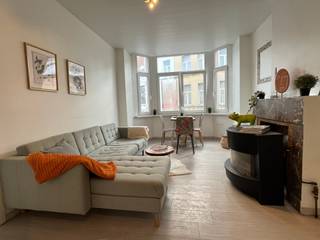 Surf naar www.abricasa.be en plan jouw verkoopafspraak in samen met onze digitale assistente Alice! Laat je vooral niet afschrikken door het epc attest. Zoek alvast welke premies u nog kan bekomen. Wandel binnen in dit gezellig te maken appartement met een aangename en praktische indeling: compacte woonkamer, open keuken, berging - aansluiting voor wasmachine. De badkamer is rechtstreeks toegankelijk vanuit de hoofd slaapkamer. Vooraan treffen we de tweede kamer, ideaal als bureau voor thuiswerk, of als extra slaapkamer, gasten toilet en vestiaire kast. Extra bering in de kelderverdieping. Dubbel beglazing en verwarming met gaskachel. Wil je jouw eigendom verkopen of zoek je een vastgoedmakelaar voor verhuur of beheer?Leer ons kennen!Abricasa – Vastgoed voor generaties: Jouw vastgoedpartner