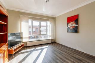 <p><strong>Bezoek mogelijk na aanmaken huurprofiel: </strong><strong>https://onid.mijnhuurprofiel.be/property/7d12c07b-9806-4ba6-8cfb-13a354651230</strong></p><p><br /></p><p>Dit aangename appartement is gelegen op de 1e verdieping van een verzorgd gebouw in de Heistraat, op wandelafstand van het centrum van Wilrijk. Dankzij de centrale ligging bevinden winkels, openbaar vervoer en andere voorzieningen zich in de onmiddellijke omgeving.</p><p><br /></p><p>Het appartement beschikt over een inkomhal, een apart toilet, een lichtrijke leefruimte en een ruime keuken met toegang tot een terras. Verder zijn er twee slaapkamers en een badkamer met ligbad.</p><p><br /></p><p>Daarnaast is er een <strong>privatieve kelderberging</strong> en kunnen bewoners gebruikmaken van een <strong>gemeenschappelijke fietsenstalling</strong>. Er is bovendien mogelijkheid tot het huren van een <strong>garagebox</strong>.</p>