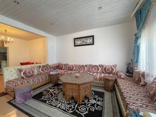 <p><span>DE LAAS 14, 2850 Boom</span></p><p><span>Rustig gelegen woning nabij het centrum.</span></p><p><span> </span></p><p><span>Deze woning is centraal, maar toch rustig gelegen.</span></p><p><span>De straat 'De Laas' is een zijstraat van de Nielsestraat. Het is een doodlopende straat.</span></p><p><span>Parkeren doe ja aan de openbare parkings aan de overzijde van de straat.</span></p><p><span> </span></p><p><span>Zowel het station, als het handelscentrum zijn op wandelafstand.</span></p><p><span> </span></p><p><span>De woning omvat op het gelijkvloers: een leefruimte, aparte keuken en aansluitend de badkamer.</span></p><p><span>Op Verd. +1: twee slaapkamers</span></p><p><span>Op Verd. -1: een ruime kelder met veel opslagruimte, aansluiting badkamer en een achteringang via de achtergelegen steegje.</span></p><p><span>Er is een zolderverdieping die bereikbaar is via een trapje.</span></p><p><span> </span></p><p><span>Een bezoek of meer informatie kan via: 03 888 44 01 of via <span>info@immodillen.be</span></span></p><p><span> </span></p>