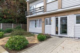 <h3><span>Gelijkvloers appartement met garage, oprit en gezellige tuin</span></h3><p><span>Op zoek naar een gelijkvloers appartement met een eigen garage, oprit en tuin? Dit goed gelegen appartement biedt een mooie basis voor wie op zoek is naar een woning die volledig naar eigen smaak kan worden opgefrist.</span></p><p><span>Het appartement beschikt over </span><span>twee slaapkamers</span><span> en geniet dankzij de gelijkvloerse ligging van een praktische en comfortabele indeling. Een absolute troef is de </span><span>aangename, gezellige tuin</span><span>, ideaal om in alle rust van het buitenleven te genieten.</span></p><p><span>Bij het appartement hoort bovendien een </span><span>aanpalende garage met oprit</span><span>, wat zorgt voor extra comfort en parkeergelegenheid.</span></p><p><span>Het appartement is gelegen in een </span><span>goed onderhouden appartementsgebouw</span><span> en beschikt over een </span><span>gunstig EPC-attest</span><span>, wat een mooie meerwaarde vormt met het oog op de toekomstige woonkwaliteit en energiezuinigheid.</span></p><p><span>De woning dient </span><span>gerenoveerd te worden</span><span>, maar biedt hierdoor volop mogelijkheden om de ruimtes en afwerking volledig af te stemmen op de eigen wensen en stijl.</span></p><p><span>Een interessante opportuniteit voor wie op zoek is naar een appartement met tuin, garage en potentieel.</span></p>