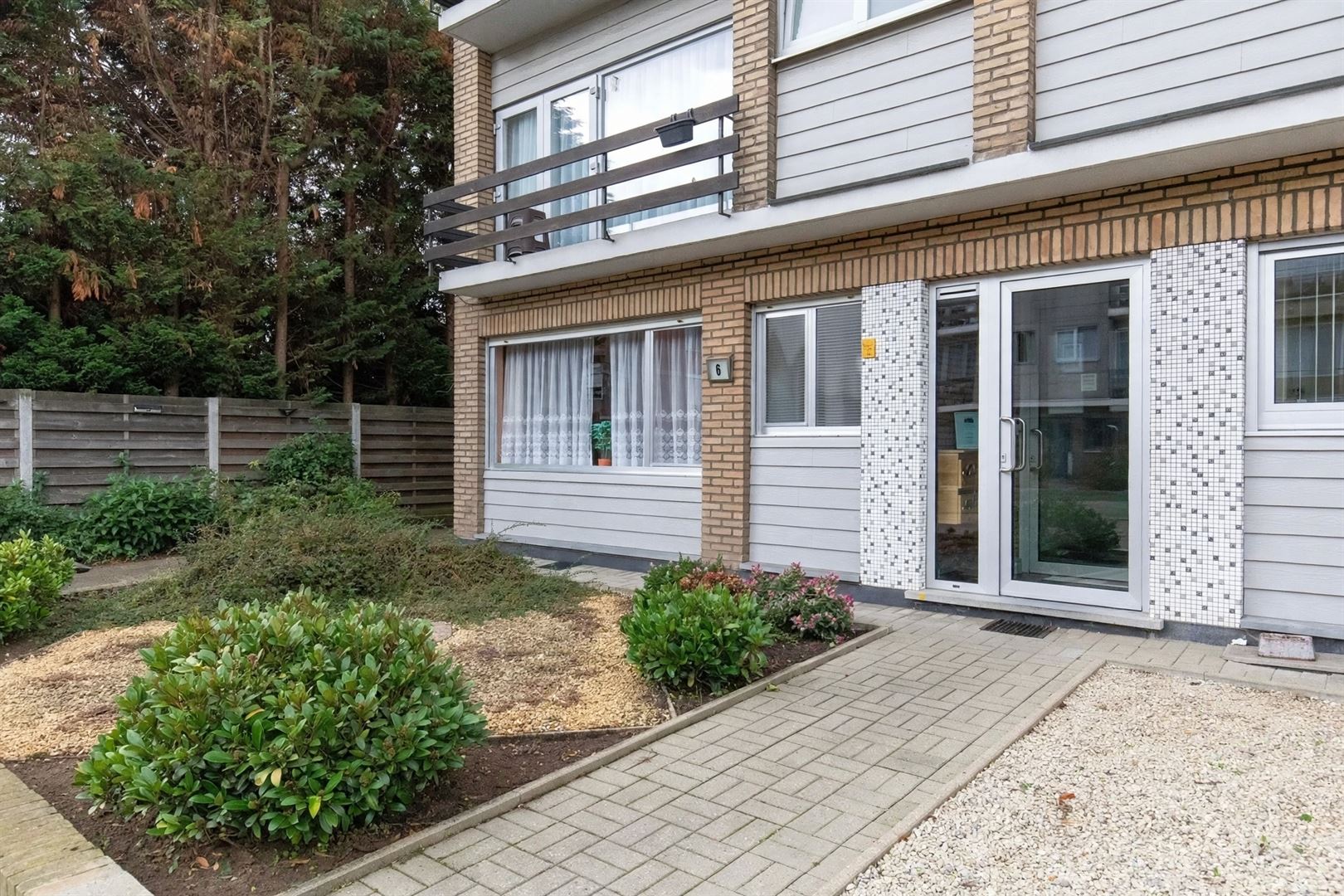 Gelijkvloersappartement met naastgelegen garage - foto 1
