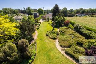 Mooie laagbouwwoning op een prachtig en riant perceel van 2.196m² te Itegem!<br /><br />Bent u op zoek naar een mooie en ruime laagbouwwoning met een fantastische tuin en veel mogelijkheden? Deze verzorgde gelijkvloerse woning is gelegen op de verbindingweg tussen Itegem en Hulshout en bevindt zich op een indrukwekkend perceel van maar liefst 2.196m²!<br /><br />U betreedt de woning via de inkomhal met apart gastentoilet. Vanuit hier krijgt u toegang tot de ruime en lichtrijke leefruimte op parketvloer, voorzien van een gezellige sierhaard die zorgt voor extra sfeer en warmte. Aansluitend bevindt zich de volledig geïnstalleerde keuken, uitgerust met alle nodige comfort. De woning beschikt verder over een badkamer die is voorzien van een bad, douche en dubbele lavabo.<br /><br />Daarnaast zijn er nog 3 slaapkamers aanwezig.<br /><br />Een extra troef is de ruime inpandige garage met aansluitende wasberging, wat zorgt voor extra comfort en voldoende opslagruimte.<br /><br />Ook is er nog een ruime opbergzolder aanwezig (zonder vaste trap). <br /><br />Ten slotte beschikt de woning over een ruime en aangename veranda, waar u het hele jaar door kan genieten van het uitzicht op de fantastisch mooie tuin en de omliggende groene omgeving.<br /><br />Pluspunten:<br />+ Riant perceel van 2.196 m² met fantastische tuin<br />+ Mooie laagbouwwoning<br />+ 3 slaapkamers<br />+ Ruime inpandige garage<br />+ Aangename veranda<br />+ Asbestveilig<br /><br />Hebt u interesse in deze mooie laagbouwwoning in Itegem?<br /><br />Contacteer ons snel via info@debaco.be of bel ons op 014/73.77.77 voor een bezoek ter plaatse!