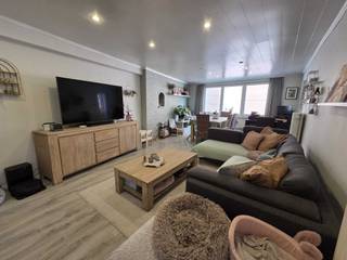 !!IN OPTIE!!<br /><br />Mooi gelijkvloers appartement (96m2) met grote tuin en garage in centrum Aartselaar.<br /><br />Doordat het appartement achter het grote gebouw ligt heb je hier een rustige tuin en geen directe buren.<br />Je komt binnen in de uitgeruste keuken met inductie kookplaat, vaatwasser, ingebouwde oven, een koelkast en microgolfoven. <br />Vanuit de keuken kan je doorlopen in de ruime woonkamer die zowel een eetplaats als een gezellige zithoek heeft. De bakstenen muur geeft een leuke extra dimensie aan de woonkamer.<br />Langs de woonkamer kom je in de 1e slaapkamer (12m2). Deze geniet van natuurlijke lichtinval doormiddel van een elektrisch te openen dakkoepel. Hier past een 2-persoonsbed en de nodige kasten in.<br />Via het halletje naast de slaapkamer kan je doorlopen naar de 2e ruime slaapkamer (16m2). Hier is ruimte genoeg om een 2- persoonsbed en de nodige kasten in te zetten. Deze kamer beschikt tevens ook over een internet aansluiting.<br />Aan de andere kant van het halletje ligt de compacte maar zeer complete badkamer met hangtoilet, douche cabine, dubbele wastafel en plaats voor de wasmachine en droogkast. De HR ketel bevindt zich netjes weggewerkt in de kast. Deze heeft net een onderhoud gehad.<br /><br />Het gehele appartement is voorzien van elektrische rolluiken.<br /><br />Buiten komen we volledig tot rust in de rustige private tuin. Deze is omheind en goed onderhouden met buitenkeuken, vaste partytent, water en elektriciteit aansluiting. Verder door bevindt zich het gezamenlijke deel van de tuin dat het uitzicht van de private tuin mooi vergroot. Achteraan de tuin vinden we een volwaardige garage met elektriciteit.<br /><br />Dus, wie graag het bungalow gevoel heeft met een grote rustige tuin, maar toch graag alles dicht bij de deur heeft moet zeker een kijkje komen nemen!