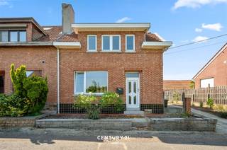 <h3><strong>Karaktervolle halfopen bebouwing op toplocatie in het gegeerde Linden</strong></h3><p>In de geliefde Zoutrootjesstraat, een rustige en groene woonstraat in Linden (Lubbeek), bevindt zich deze karaktervolle halfopen bebouwing op een mooi perceel van <strong>7a 75ca</strong>. De woning geniet van een uitstekende ligging in een residentiële omgeving, vlak bij Kessel-Lo en op wandel- en fietsafstand van tal van voorzieningen. U woont hier vlak bij de plaatselijke handelszaken, horeca, scholen, jeugdverenigingen en sportfaciliteiten. Bovendien bevinden zich prachtige wandel-, fiets- en mountainbikeroutes in de omliggende velden en bossen. Ook qua bereikbaarheid scoort deze woning uitstekend. De Diestsesteenweg (N2) bevindt zich vlakbij, de autosnelweg bereikt u op ongeveer <strong>3 kilometer</strong>, en het <strong>station van Leuven</strong> ligt op slechts <strong>5 kilometer</strong>, vlot bereikbaar met de fiets, bus of wagen.</p><p>Deze charmante woning biedt vandaag een solide basis, maar vraagt een <strong>grondige renovatie</strong>, waardoor u de unieke kans krijgt om ze volledig naar eigen smaak en hedendaagse normen te transformeren.</p><p>Op het <strong>gelijkvloers</strong> betreedt u de woning via de inkomhal, die toegang geeft tot een <strong>lichtrijke leefruimte</strong> met aansluitende eetplaats en keuken. Op de <strong>eerste verdieping</strong> bevinden zich <strong>drie slaapkamers</strong>. Daarnaast biedt de <strong>zolderverdieping</strong> interessante uitbreidingsmogelijkheden voor extra kamers of een hobbyruimte.</p><p>De woning beschikt tevens over een <strong>ruime kelder</strong> met een recente gascondensatieketel, een <strong>vrijstaande garage</strong>, parkeergelegenheid op de oprit en een <strong>diepe tuin met gunstige zuidwestoriëntatie</strong>, waar u de hele dag van zon en rust kunt genieten.</p><p><span><strong>Een unieke opportuniteit voor wie op zoek is naar een woning met karakter, een ruim perceel en een uitzonderlijke ligging in één van de meest gegeerde woonomgevingen rond Leuven. Bel of mail Robin op 0487 37 48 84 of robin@connect-immo.be.</strong></span></p><p><span>EPC: 559 kWh/m² - UC:3522926 - label F</span><br /><span>Wg-Gdv-Gvkr-Gvv</span></p>