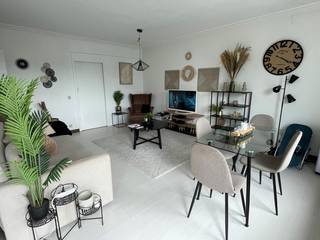 Dit zonnig appartement gelegen op de 5e verdieping in het hart van Strombeek-Bever, omvat: Inkomhal met vestiaire en wc, living, open...
