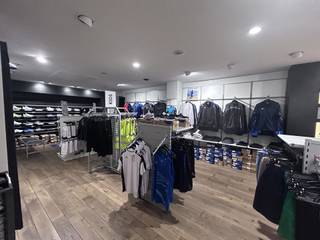 <p>Gelegen aan de Martelarenstraat in Aarschot, bieden wij dit unieke handelspand te huur aan. Deze strategisch gelegen locatie biedt een uitstekende uitvalsbasis voor ondernemers die zich willen vestigen in een groeiende omgeving. De zichtbaarheid van dit pand is optimaal, wat bijdraagt aan het aantrekken van klanten en het vergroten van het bereik van uw onderneming. Met een flexibel en veelzijdig gebruik zorgt deze ruimte ervoor dat u de perfecte opzet kunt creëren die aansluit bij uw bedrijfsactiviteiten.<br /> </p><br />