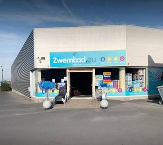 Prachtige baanwinkel te huur, gelegen op de Brugsesteenweg te Roeselare (Momenteel ‘ZWEMBAD.EU’). De oppervlakte bedraagt 897 m². Grote troef is de ruime gemeenschappelijke parking. <br />Huurprijs: 4300 Euro/ maand <br />Gemeenschappelijke kost (onderhoud parking en gebruik totem): 175 € per maand. <br />Gelegen nabij “Maxi Zoo”, “JYSK”, “Zeeman’, … <br />Benieuwd naar dit bedrijfsvastgoed te huur te Roeselare? <br />Contacteer info@immodelestre.be of 054 33 62 52. <br />www.immodelestre.be <br />