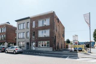 <p><strong>Op een gegeerde locatie in Wilrijk bevindt zich deze interessante opbrengsteigendom met een mooie combinatie van residentieel en commercieel vastgoed. Het gebouw omvat drie appartementen, vijf garageboxen en een magazijn, waardoor het kan rekenen op verschillende inkomstenstromen. Zowel de appartementen als de garageboxen zijn momenteel verhuurd, wat deze eigendom bijzonder aantrekkelijk maakt voor investeerders die op zoek zijn naar een vastgoedbelegging met onmiddellijke opbrengst.</strong></p><p><br /></p><p>De drie appartementen beschikken elk over een praktische en tijdloze indeling. Via de inkomhal heb je toegang tot de lichtrijke leefruimte, die voldoende plaats biedt voor een gezellige zit- en eethoek. Verder beschikt elk appartement over een afzonderlijke keuken, twee volwaardige slaapkamers, een badkamer, een apart toilet en een terras.</p><p>Naast de woonentiteiten beschikt het gebouw over vijf garageboxen, die allemaal verhuurd zijn. Daarnaast is er ook een magazijn aanwezig, wat extra mogelijkheden biedt voor opslag, logistieke activiteiten of verhuur aan een zelfstandige of ondernemer.</p><p><br /></p><p>Extra troeven: Gespreid investeringsrisico - Diverse huurinkomsten onder één dak</p><p><br /></p>
