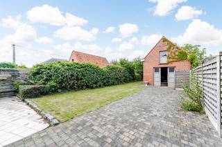 WELKOM FIRST VISIT / eerste bezoekmoment- Zaterdag 3 /10 van 13u30-14u30 - enkel op reservatie op voorhand. Plaatsen beperkt. <br />Hooglede - RUIM &amp; CHARMANTE HALFOPEN WONING OP 740 m² MET BIJGEBOUW VAN ±60 m² <br /><br /><strong>Ruimte, potentieel en een uitzonderlijke ligging!</strong><br />In één van de mooiste en rustigste straten van Hooglede-centrum vinden we deze stevige halfopen bebouwing uit de jaren ’60 op een perceel van maar liefst 740 m².<br /><br />De woning biedt ca. 150 m² woonoppervlakte, met 4 slaapkamers, een ruime leefruimte, keuken, bureel-/bergruimte, kelder én een extra zolderruimte van ca. 28 m² met uitbreidingsmogelijkheden.<br /><br /><strong>De grote troef?</strong><br />Het stevige bijgebouw van ca. 60 m², verdeeld over twee verdiepingen. Ideaal als atelier, hobbyruimte, magazijn, bijberoep, mancave of extra polyvalente ruimte. Dankzij de verstevigde oprit is het bijgebouw bovendien vlot bereikbaar.  Tuinen tussenin, achteraan en een boomgaard om te kuieren.<br /><br />Een woning met een sterke basis, royale ruimtes en bijzonder veel mogelijkheden, ideaal voor wie ruimte zoekt en graag zijn eigen renovatieverhaal schrijft.<br /><u><strong>Topligging: </strong></u>rustig en kindvriendelijk, nabij winkels, bakker, Colruyt en sportvoorzieningen. Scholen in Hooglede en Roeselare zijn vlot per fiets bereikbaar.<br /><br />Renovatieverplichting binnen 6 jaar. Een mooie kans om deze ruime woning volledig naar eigen smaak en comfort te renoveren.<br />Hierbij is de verwarming en de isolatie prioritair om de epc-score D te halen. Ramen zijn grootdeels vernieuwd.<br /><br /><strong><u>Prijs, dit is een richtprijs.</u></strong> U kan op ieder moment een bod uitbrengen boven deze prijs en dit zal meteen worden overgemaakt aan de eigenaars. <br /><br />740 m² perceel | ±150 m² woonoppervlakte | 4 slaapkamers | ±60 m² bijgebouw | ±28 m² zolder | droge kelder<br />Extra polyvalente ruimtes dus :  woonzolder &amp; bovenaan het bijgebouw in beton <br /><br /><br />Benieuwd naar deze unieke woning? Contacteer Domicill Vastgoed vandaag nog en plan uw bezoek in!