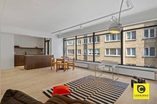<p><span>Gerenoveerd pareltje met 3 slaapkamers en 2 terrassen in de Merode wijk!</span><span><br /></span><span>Boordevol passie en kunde werd dit omvangrijk appartement (105m²) met gunstig EPC hoogwaardig en stijlvol gerenoveerd. Het ligt op de 2</span><span><sup>e</sup></span><span> verdieping van een kleinschalig gebouw met lift en geniet een fenomenale natuurlijke lichtinval. Deze droomlocatie bevindt zich op een boogscheut van het Harmonie-park en vlakbij PAKT, een initiatief van creatieve ondernemers en stadsboeren met de focus op groener wonen, zelfvoorziening, cultuur en gastronomie. Winkels, parken, scholen, horeca en sportfaciliteiten zijn steeds vlakbij, net als het bruisende Antwerpse stadsleven, maar ook de bereikbaarheid is optimaal met dank aan diverse invalswegen en het openbaar vervoer. Kortom, de uitgelezen plek waar hedendaags comfort hand in hand gaat met een perfecte balans tussen werk- en privéleven. Mis deze unieke kans zeker niet!</span></p><p><span><br /></span><span>Inkomhal, leefruimte, keuken &amp; wasruimte:</span></p><p><span>U betreedt het appartement via de inkomhal met veiligheidsdeur en videofoon. De moderne, stalen tussendeur alsook de lichte, vol houten parketvloer die naadloos werd doorgelegd in nagenoeg het ganse appartement springen meteen in het oog en worden geaccentueerd door de alomtegenwoordige design-verlichting. De riante leefruimte (ca. 31m²) geniet dankzij de vele, grote aluminium "steel-look" raampartijen een ronduit schitterende lichtinval wat zorgt voor een uitstekende woon- en leefkwaliteit. De charmante sierhaard en de fraaie moluren dragen bij tot de eigenheid, de sfeer en de gezelligheid. De oogstrelende open keuken met magnifiek keramisch werkblad ligt op een tegelvloer met travertin-look, heeft veel werk- en opbergruimte en voorziet in kwalitatieve toestellen. Aanpalend ligt de aparte wasruimte die voldoende plek biedt voor uw voorraad en kuisgerief.</span></p><p><span> </span></p><p><span>Slaapkamers, badkamer &amp; toilet:</span></p><p><span>Vanuit 2 van de 3 slaapkamers heeft u toegang tot het terras, allen liggen op parket en kijken uit op het groen aan de achterzijde. De kleinere kamer leent zich perfect als dressing, bureel, kinder- of logeerkamer. In de luxueuze badkamer komt u geheel tot rust in de weelderige inloop-/regendouche. Verder voorziet deze in een dubbel wasmeubel met waskommen en watervalkranen, een handdoek-radiator en mechanische ventilatie. Het toilet met handenwasser is apart.<br /><br /></span><span>Terrassen, kelder &amp; fietsberging:</span><span><br />Via de keuken heeft u toegang tot het gezellig inpandig terras aan de voorzijde met ingemaakte berging. Het extra brede zuiderterras ligt aan de achterzijde, aanpalende de slaapkamers. Met een streepje natuurpracht erbovenop is dit een fenomenale plek om geheel tot rust te komen na een drukke werkdag, al dan niet met een goed glas in de hand. Een unicum om te midden van de Stad dagelijks te kunnen dineren in open lucht, te relaxen in de lounge of te tuinieren op hoogte. Ook niet onbelangrijk is de privatieve, droge kelderberging (4m²) die inbegrepen is. Bovendien voorziet het gebouw in een fietsenberging waar uw fiets steeds droog en veilig staat.</span></p><p><span><br /></span><span>Extra troeven:</span></p><p><span>- Toplocatie (Mobiscore 9,5/10)</span></p><p><span>- EPC B</span></p><p><span>- 105 m² cfr EPC</span></p><p><span>- 1e bewoning na renovatie</span></p><p><span>- Hoge afwerkingsgraad</span></p><p><span>- Nieuwe HR ramen ("aluminium steel-look")</span></p><p><span>- Nieuwe radiatoren</span></p><p><span>- Elektriciteit conform</span></p><p><span>- 2 terrassen</span></p><p><span>- 3 slaapkamers</span></p><p><span>- Incl. designverlichting</span></p><p><span>- Asbestveilig<br />- Kelder en fietsberging</span></p><p><span> </span></p>