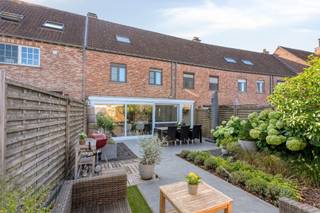 <p><span>Perfectly maintained and move-in-ready family home in Oeselgem (Dentergem)</span></p><p><span> </span></p><p><span>This perfectly maintained and move-in-ready family home, built in 1992 with a living area of 119 m², is quietly located in the center of Oeselgem, within walking distance of the village square, the school, and various restaurants and cafes. Thanks to a complete renovation in 2013 and recent investments in sustainable technologies, this home offers modern comfort combined with a pleasant and cozy atmosphere. </span></p><p><span> </span></p><p><span>LAYOUT</span></p><p><span>Ground Floor: Entry hall – separate restroom – open living area with a cozy wood-burning fireplace—dining area—fully equipped kitchen with an island – veranda—utility room </span></p><p><span>1st floor: night hall—bathroom with walk-in shower, toilet, and double sink – —bedroom 1 – —bedroom 2 – —walk-in closet </span></p><p><span>2nd floor: via a fixed staircase, the second floor has been converted into a full-fledged third bedroom</span></p><p><span>Outside, you can enjoy a light-filled, fully fenced garden with a patio and low-maintenance landscaping. At the rear, the home also features direct access to a double garage, ideal for parking cars, bicycles, or as extra storage space. </span></p><p><span> </span></p><p><span>HIGHLIGHTS </span></p><p><span>· Thorough complete renovation in 2013: plumbing, electrical systems, kitchen, bathroom, roof insulation, and exterior facade were updated<br />· Additional investments made since 2023 in new radiators, solar panels, and a home battery<br />· Perfectly maintained and move-in ready <br />· Double garage with rear access<br />· Easy access to Waregem, Kortrijk, Deinze, and beyond<br /><br /></span></p><p><span>An ideal family home for those looking for a move-in-ready, well-maintained house with a pleasant garden, ample storage space, and plenty of modern comforts. </span></p><p><span> </span></p><p><span>For more information or to schedule a visit, please contact Ellen: 0474 86 04 52 or ellen@heritagevastgoed.be</span></p><p><span>INFO<br />- Available upon signing the deed<br />- EPC rating C (257 kWh/m² per year)<br />- Urban planning information: pending<br />- Water assessment: lot score A | building score A<br />- The above-mentioned living area refers to the gross area as stated in the EPC certificate</span></p><p><span> </span></p>