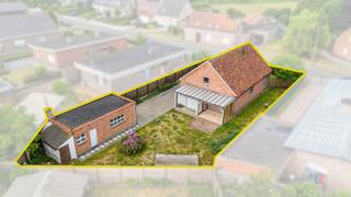 In een rustige en groene buurt vind je deze verzorgde bungalow met alle comfort op één niveau.De woning bestaat uit een inkomhal, aangename...