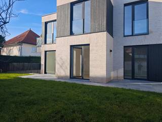 Residentie Les Moineaux is een nieuwbouwproject centraal gelegen tussen de Zeedijk en de winkelstraat van Koksijde-Bad. De moderne uitstraling van het gebouw komt volledig tot zijn recht in het straatbeeld. Alle appartementen zijn bijna energie neutraal en worden geothermisch verwarmd.<br /><br />Het appartement bevindt zich op het gelijkvloers en werd op plan ingedeeld als volgt:<br />Inkom, apart toilet, badkamer, 2 slaapkamers, leefruimte met open keuken en berging, 2 ruime terras.<br /><br />Verplicht aan te kopen staanplaats en kelderberging, niet in de prijs inbegrepen.<br /><br />Appartement: 104m²<br />Terras: 33m²