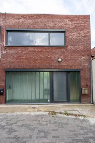 <span>Instapklare en energiezuinige woning met stijlvolle en duurzame inrichting, stadstuin en garagebox + autostaanplaats in Zelzate centrum</span><br /><br /><span>Deze verzorgde woning uit 2009 met een praktische indeling en gelegen in een rustige, verkeersluwe straat, op korte afstand van het centrum, de markt en belangrijke verbindingswegen.</span><br /><span>Indeling: </span><br /><span>Aparte inkomhal met gastentoilet en praktische berging/technische ruimte. Vanuit de inkomhal komt u verder in de aangename leefruimte, die zich volledig aan de tuinzijde bevindt. Dankzij de grote raampartij en het ruime schuifraam geniet u hier van een mooie connectie met het terras en de vijver.</span><br /><span>De open keuken (2023) vormt het hart van de woning en is volledig ingericht met duurzame materialen en kwalitatieve toestellen. De combinatie van maatkasten, een tweede praktische berging naast de keuken en de doordachte inrichting zorgt voor een bijzonder functionele leefruimte. Bovendien is er airconditioning voorzien.</span><br /><span>Op de eerste verdieping bevindt zich de ruime nachthal, die toegang biedt tot twee slaapkamers, de badkamer en een afzonderlijk toilet. De badkamer beschikt over zowel een ligbad als een douche, een dubbele lavabo met meubel en een praktische technische ruimte. Eén van de slaapkamers beschikt over een ruime dressing en beide kamers bieden aangenaam zicht en lichtinval. In de slaapkamer aan de tuinzijde is eveneens airconditioning aanwezig.</span><br /><span>Dankzij de combinatie van deze energiezuinige voorzieningen en de goede isolatie behaalt de woning een gunstige EPC-score B. De elektrische installatie is bovendien conform het AREI.</span><br /><span>Ook buiten heeft deze woning heel wat te bieden. De volledig omheinde, onderhoudsvriendelijke tuin is aangelegd met een aangenaam terras en een charmante vijver en vormt een heerlijke plek om tot rust te komen. Een zonneluifel zorgt op warme dagen voor extra comfort. Via een poortje in de tuin bereikt u rechtstreeks de bijhorende garagebox en autostaanplaats.</span><br /><span>Troeven:</span><br /><span>• Instapklare en goed onderhouden woning</span><br /><span>• Bouwjaar 2009</span><br /><span>• Ca. 132 m² bewoonbare oppervlakte</span><br /><span>• Perceel van ca. 115 m²</span><br /><span>• Stijlvolle en praktische inrichting</span><br /><span>• Onderhoudsvriendelijke, volledig omheinde tuin met terras en vijver</span><br /><span>• Zonneluifel + screens + vliegenramen</span><br /><span>• Airconditioning op het gelijkvloers en in de slaapkamer</span><br /><span>• EPC-label B</span><br /><span>• Zonnepanelen (375 Wp) en thuisbatterij</span><br /><span>• Recente gascondensatieketel (2021)</span><br /><span>• EK conform</span><br /><span>• PVC ramen met hoogrendementsbeglazing</span><br /><span>• Bijhorende garage + autostaanplaats</span>