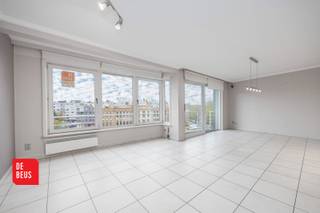 - Royale woonoppervlakte 103 m2- Optimale lichtinval,- Zonnig terras,- Zéér centrale ligging.Dit subliem appartement bevindt zich op de vierde...