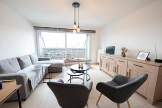 Modern duplex appartement gelegen te Machelen-Zulte (aan de Leie). Dit appartement is gelegen op de 2de en 3de verdieping en heeft volgende indeling: inkom met gastentoilet, ruime slaapkamer met douchekamer, leefruimte met open keuken ( frigo, oven, vaatwasser). Op de verdieping bevinden zich nog 3 ruime slaapkamers en badkamer. Het appartement beschikt over een zuidgericht terras ( 6m²), fietsenberging, ondergrondse autostaanplaats. Algemene kosten voorschot: + € 90/mnd.<br />Wenst u meer informatie of een bezoek, mail gerust naar anke@immoroba.be<br />! !Het appartement is gelegen in OOST-VLAANDEREN!! L'appartement est situé en Flandre orientale!<br />Niet in de omgeving van Brussel-Vilvoorde!