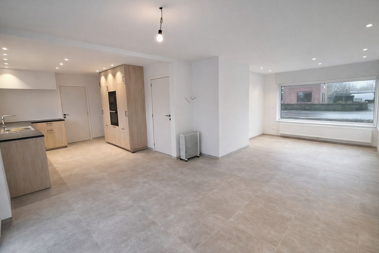 Openstaande woning met 4 slaapkamers, garage en tuin op een rustige locatie vlakbij het centrum van Poperinge. - foto 4