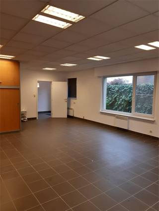 instapklare POLYVALENTE RUIMTE / KANTOOR v. 60m².Veel lichtinval. Geschikt voor kantoor, praktijkruimte, kunstatelier, bureel,...Voldoende...