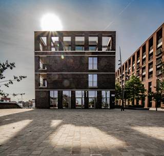 Ruim hoekappartement L20.104 in residentie Pontoon (Quartier Bleu) ligt op de eerste verdieping en heeft een oppervlakte van ca. 164 m². De grote raampartijen rondom tot op de grond geven de binnenruimtes een extra dimensie. Het appartement omvat een inkom met gastentoilet, berging, een badkamer met bad, extra douchekamer, apart toilet, 3 slaapkamers, leefruimte met open keuken. Grote raampartijen geven uit op het terras (12m²). Van op het terras heb je een prachtig zicht op de jachthaven.<br /><br />Het appartement is voorzien van vloerverwarming en warmtepomp! <span>Je wagen parkeer je vlot en gemakkelijk ondergronds. Bij elk appartement hoort een autostaanplaats en/of garagebox. Deze dient apart bij aangekocht te worden. Daarbij is er ook de mogelijkheid tot aankoop van een kelderberging of oplaadpunt voor jouw elektrische wagen.</span><br /><br />Momenteel is dit appartement in afwerking, waardoor je snel kan verhuizen naar je nieuwe thuis! <br /><br />Meer informatie? Contacteer vrijblijvend onze sales consultants Inge Vancluysen of Marisa Marasco op het nummer 011 41 33 23.