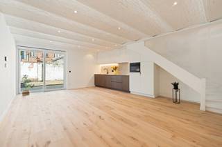 <p>Moderne gesloten bebouwing in Sint Annaboomstraat, Zwijndrecht, op een rustige locatie met uitstekende verbindingen naar Antwerpen.</p>
<p> </p>
<p>Deze nieuwbouw woning (bouwjaar 2025) combineert een serene woonomgeving met optimale bereikbaarheid. Gelegen in een rustige straat, maar dicht bij belangrijke invalswegen, openbaar vervoer en de verbinding naar Antwerpen – ideaal voor pendelaars. Scholen, winkels, sportfaciliteiten en groene zones liggen op korte afstand, wat het perfect maakt voor gezinnen die comfort en praktische nabijheid waarderen. De woning biedt een aangename thuisbasis weg van de drukte, met een evenwicht tussen privacy en bereikbaarheid.</p>
<p> </p>
<p>Belangrijkste ruimtes:<br />• Lichte woonkamer met ruimte voor een gezellige zithoek en eethoek.<br />• Moderne keuken met spoelbak, vaatwasser, elektrische kookplaat en ingebouwde kasten.<br />• Berging met aansluiting voor wasmachine en droogkast.<br />• Badkamer met douche en ligbad.<br />• Drie comfortabele slaapkamers.<br />• Twee toiletten, beide voorzien van handenwasser.</p>
<p> </p>
<p>Troeven:<br />• Rustige ligging met snelle toegang tot Antwerpen en openbaar vervoer.<br />• Nabij scholen, winkels, sportfaciliteiten en groene zones.<br />• Nieuwbouw uit 2025 met praktische indeling.</p>
<p> </p>
<p>Neem vandaag nog contact op met je ERA-makelaar voor een bezoek.</p>
<p> </p>
<p>JOUW DROOMHUIS. ZO GEVONDEN!</p>