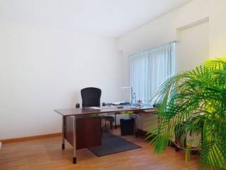 Op het gelijkvloers van dit gebouw bieden wij drie kantoorruimtes te huur aan, met huurprijzen variërend van € 200 tot € 1.000 per maand, namelijk:<br />een klein kantoor voor € 200/maand;<br />een kantoor van 17 m² voor € 500/maand;<br />een dubbel kantoor van in totaal 39 m² (24 m² + 15 m²) voor € 1.000/maand.<br /><br />De huurders beschikken over een gemeenschappelijke, volledig ingerichte keuken, een wachtzaal, sanitaire voorzieningen en een gezellig terras waar u tijdens de middagpauze van de zon kunt genieten.<br /><br />Info en bezoeken: 02/262.45.78 of meise@weinvest.be.