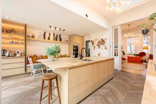 Prachtig gerenoveerd herenhuis met tuin in het hart van Zurenborg.<br /><br />In het hart van Zurenborg, op slechts enkele passen van de Dageraadplaats en de Draakplaats, bevindt zich dit uitzonderlijk gerenoveerde herenhuis met ca. 6 m gevelbreedte en een bijzonder zonnige stadstuin. Een woning waar authenticiteit, licht en verfijning samenkomen.<br /><br />Achter de statige gevel opent zich een elegante leefwereld: hoge plafonds, originele details, warme materialen en een gashaard die meteen de toon zet. De recent volledig vernieuwde leefkeuken vormt het kloppend hart van de gezinswoning — een royale ruimte met centraal kookeiland, maatwerk in hout en grote raampartijen die de tuin naar binnen trekken. De brede harmonicadeur laat leefruimte en tuin naadloos in elkaar overvloeien, ideaal voor gezinnen die licht, ruimte en verbondenheid zoeken.<br /><br />Op de tussenverdieping wacht een stijlvolle badkamer met dubbele wastafel, ligbad, douche en een volwaardige inloopdressing. De eerste verdieping biedt twee ruime slaapkamers, beide met vernieuwde ramen en een serene sfeer.<br /><br />De masterverdieping boven is een privé-suite op zich, met een ensuite badkamer voorzien van inloopdouche, ligbad, toilet en dubbele wastafel. Rust, comfort en discretie komen hier perfect samen.<br /><br />Extra troeven<br />- Ca. 6 m gevelbreedte — zeldzaam in Zurenborg<br />- Alle ramen recent vernieuwd<br />- Hoogwaardige renovatie: keuken & badkamers volledig vernieuwd<br />- Zonnige, groene stadstuin met maximale privacy<br />- Ruime kelder, ideaal voor stockage<br />- Dak geïsoleerd (gunstige EPC)<br />- Sublieme locatie in een rustige, kindvriendelijke straat vlakbij pleinen, scholen en openbaar vervoer