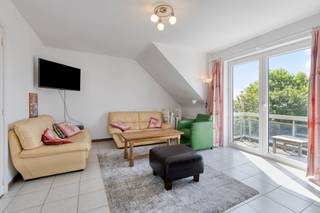 Op enkele stappen van de zee en duinen vinden we dit goed onderhouden appartement (97 m²) met 2 slaapkamers en ingerichte zolderkamer te koop te Sint-Idesbald (Koksijde). Het appartement werd in 2015 gerenoveerd. De 2 zonnige terrassen, de inbegrepen garage en de 2 ruime kelders zijn slechts enkele van de vele troeven. Zoek je immo in Sint-Idesbald (Koksijde)? Lees dan zeker verder!<br /><br />INDELING:<br />> tweede verdieping:<br />- inkomhal;<br />- apart toilet;<br />- vernieuwde badkamer met inloopdouche en lavabo met wasmeubel;<br />- ruime living (30 m²) met toegang tot de 2 zonnige terrassen waarvan één met zicht op de duinen en zee;<br />- vernieuwde keuken voorzien van inductiekookplaat, dampkap, dubbele spoelbak, koelkast, oven, microgolfoven en vaatwasmachine; <br />- slaapkamer 1 (13,5 m²) met ingemaakte kasten;<br />- slaapkamer 2 (6,5 m²) met ingemaakte kasten.<br /><br />> Verder beschikt het appartement over een ingerichte zolderruimte (20 m²) die nu dienst doen als ruime, derde slaapkamer (met ingemaakte kasten en lavabo).<br />Te bereiken via een uitklapbare trap in de hal. <br /><br />> Gelijkvloers<br />- 2 ruime privatieve bergingen (16 m² en 5 m²); <br />- garagebox (2,62m x 5,65m) met lichtpunt en stopcontact;<br />- gemeenschappelijke fietsenberging. <br /><br />ALGEMEEN:<br />- vernieuwd schrijnwerk pvc, HR-glas;<br />- elektrische verwarming;<br />- vernieuwde lift in het gebouw; <br />- tramhalte op wandelafstand.<br /><br />Bestuursmaatregelen in het maatregelenregister: nee