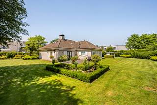 Rust, ruimte en een absolute topligging komen samen in deze charmante vrijstaande woning, discreet gelegen in een doodlopende straat in het centrum van Hoogstraten. Hier woont u op wandelafstand van winkels, scholen, horeca en alle dagelijkse voorzieningen, terwijl u tegelijkertijd geniet van een aangename, residentiële woonomgeving.<br />De woning werd ontworpen met oog voor comfort en functionaliteit. Dankzij de slaapkamer, dressing en badkamer op het gelijkvloers is levenslang wonen hier perfect mogelijk. Een doordachte indeling die inspeelt op de woonwensen van vandaag én morgen.<br />Optioneel aan te kopen bouwgrond voor open bebouwing (vraagprijs 349.000 euro - opp. 757m²) <br /><br />Gelijkvloers:<br />Het hart van de woning wordt gevormd door de ruime L-vormige leefruimte, waar het warme parket en de gezellige gashaard zorgen voor een uitnodigende sfeer. Grote raampartijen brengen veel natuurlijk licht binnen en creëren een aangenaam contact met de tuin. De aparte, volledig geïnstalleerde keuken beschikt over alle nodige toestellen en biedt alle ruimte om in alle comfort te koken.<br /><br />Via de royale inkomhal bereikt u eveneens de inpandige garage, een praktische meerwaarde die het dagelijkse wooncomfort compleet maakt. In de inkomhal is eveneens een apart toilet aanwezig.<br /><br />Verdieping:<br />Op de verdieping bevinden zich nog twee slaapkamers en een afzonderlijke douchekamer, ideaal voor kinderen, logés of een comfortabele thuiswerkplek. Het toilet is hier apart voorzien.<br /><br />Een bijzonder zeldzame troef is het naastgelegen perceel bouwgrond voor een open bebouwing, dat optioneel kan worden aangekocht. Een unieke opportuniteit voor wie extra ruimte wenst, een investering zoekt of toekomstgericht wil denken.<br /><br />Bijzonderheden:<br />- Vrijstaande woning op een absolute toplocatie in een rustige doodlopende straat<br />- Mogelijkheid tot volledig gelijkvloers wonen<br />- Optioneel aan te kopen bouwgrond voor open bebouwing (vraagprijs 349.000 euro - opp. 757m²) <br />- Alarm<br />- Airco<br />- Recente gasketel van 2024