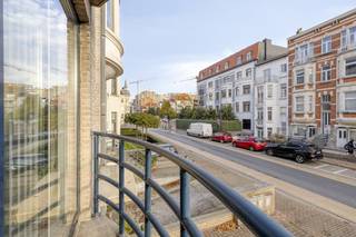 Cet appartement bien entretenu de 2 chambres dans le quartier résidentiel « Orion » de Marie-Josélaan est situé à quelques pas du Zeedijk, de la plage et du centre de Blankenberge. Cet appartement est un achat idéal pour une résidence permanente, une résidence secondaire ou un investissement intelligent avec un potentiel locatif.L'espace de vie lumineux peut être parfaitement aménagé avec un coin salon et une salle à manger séparés. Ensuite, vous trouverez la cuisine semi-ouverte, équipée des appareils encastrés nécessaires.L'appartement dispose de deux chambres complètes, d'une salle de bain pratique équipée d'un lavabo et d'une douche. Le bâtiment est bien entretenu avec un hall d'entrée soigné et un ascenseur.Le box de garage privé situé au rez-de-chaussée de l'immeuble est au prix demandé ! Plus besoin de chercher une place de parking sur la côte, un confort inabordable.Vous souhaitez plus d'informations ou une visite de cet appartement à vendre ? Contactez alors Céline Desmet au 0472 18 38 50 ou par mail à celine.desmet@dewaele.com